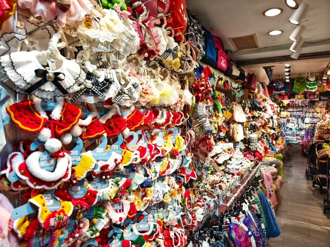 jmgcdcc's tweet image. 街をぶらついて1つの小さい店の中ですべてかわいいぬいぐるみの人形を見ました