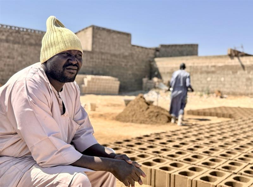 unhcrnigeria's tweet image. Fandi, a father of 9 in Musari, Nigeria🇳🇬, lost everything to conflict. With UNHCR training, he launched his brick business. Now, he employs 11 people! Self-reliance supports families &amp;amp; entire communities.
#IDP #WithRefugees #Solutions