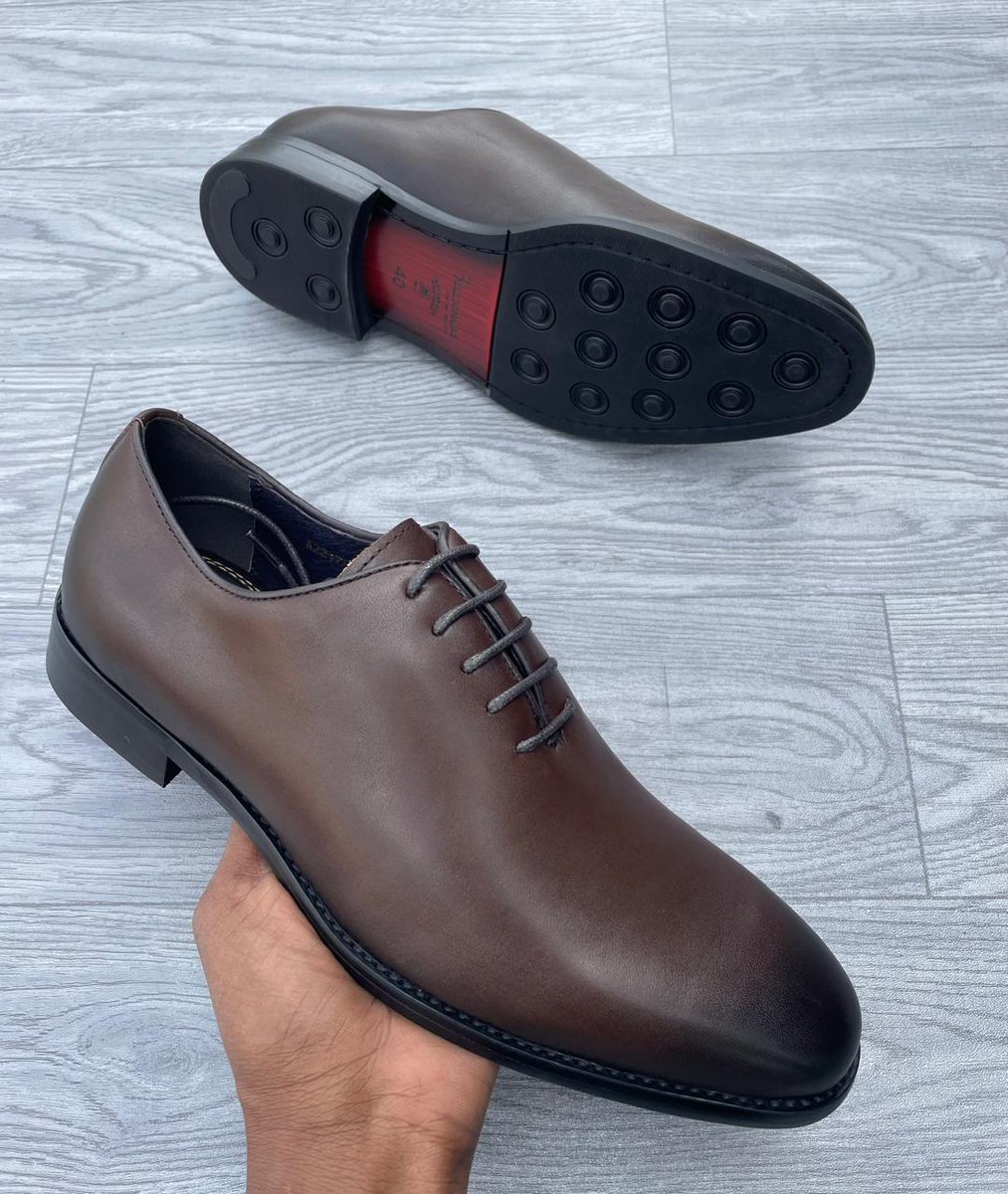 TomMfalme's tweet photo. Official shoes in stock 
 Sizes 39‑45 — only KES 5,000
Clean, comfy, and ready to flex.
Comment your size or WhatsApp 0703908508 to place your order!
#Shoebase254 #ShoesKenya #KenyanShoes #FashionKE #ShoePlugKenya https://t.co/QXlb1wdSQU