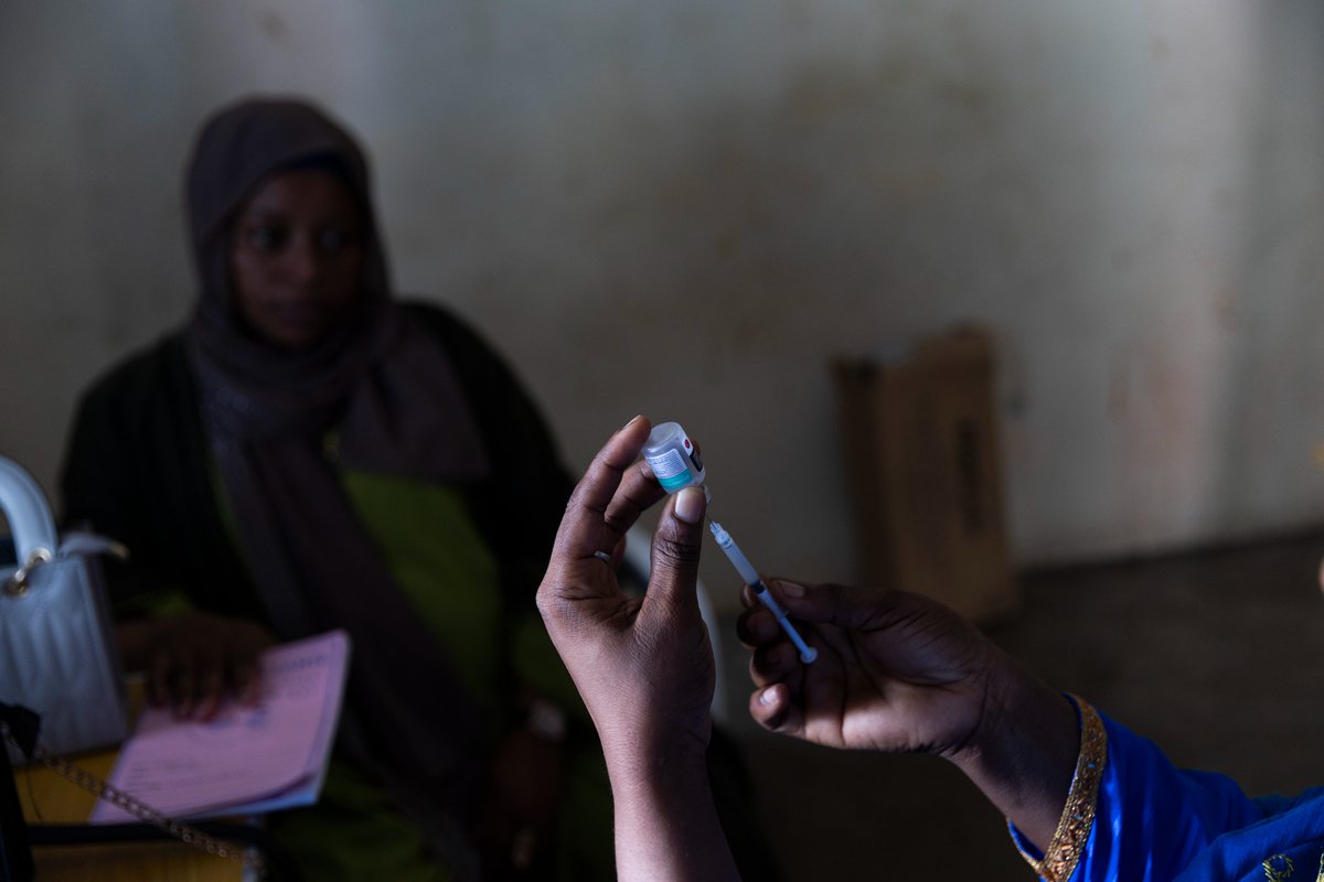 UNICEFComores's tweet image. Protecting our girls starts now!
The #HPV vaccine, which prevents infection by the human papillomavirus, stops most cases of cervical cancer. 
This cancer is one of the deadliest for women, causing 350,000 deaths in 2022. Africa is the hardest-hit region.

In the #Comoros,…