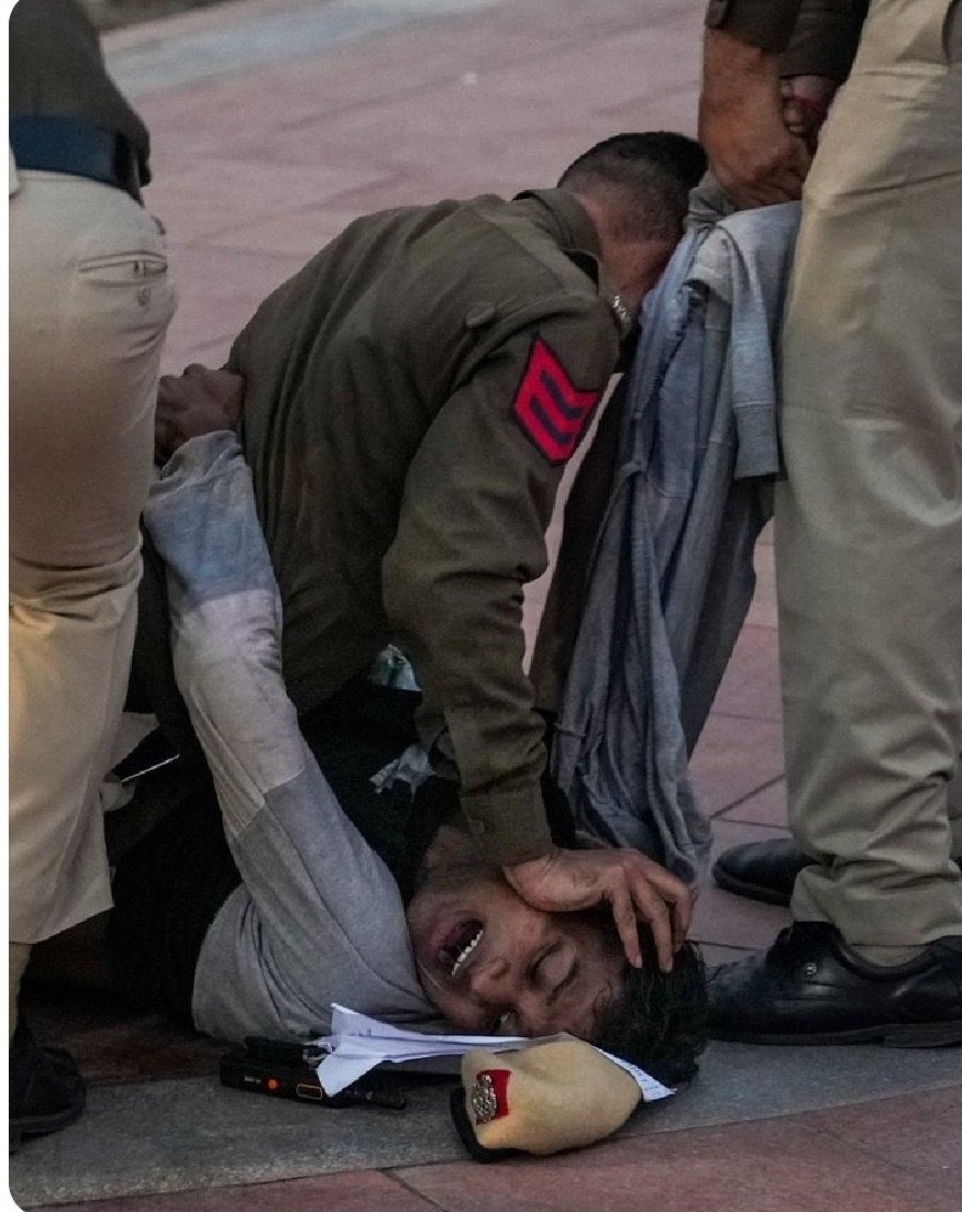 dhruv_rathee's tweet image. Protest against air pollution and this is how the police treats you…

Shame on Modi Govt!