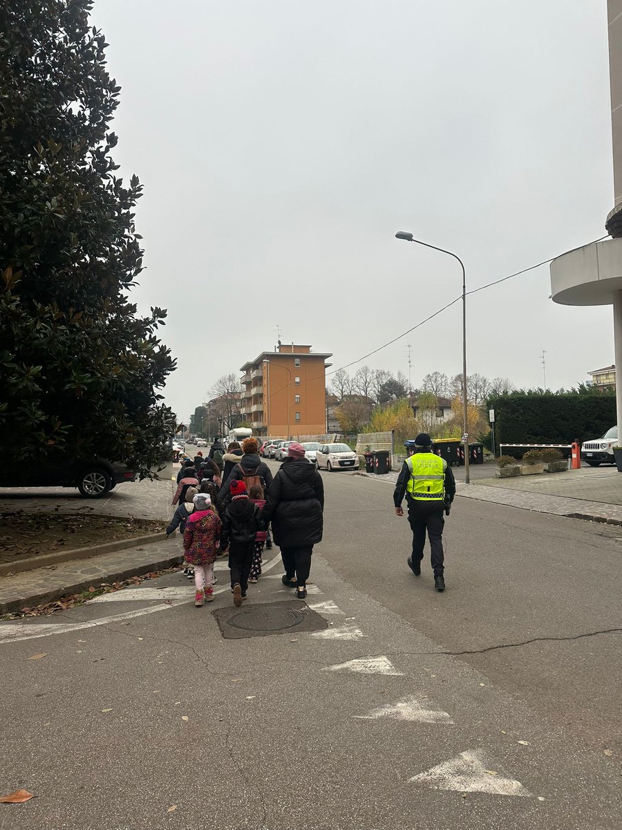Gli agenti della Polizia Locale scortano i piccoli alunni nella loro visita tra scuole