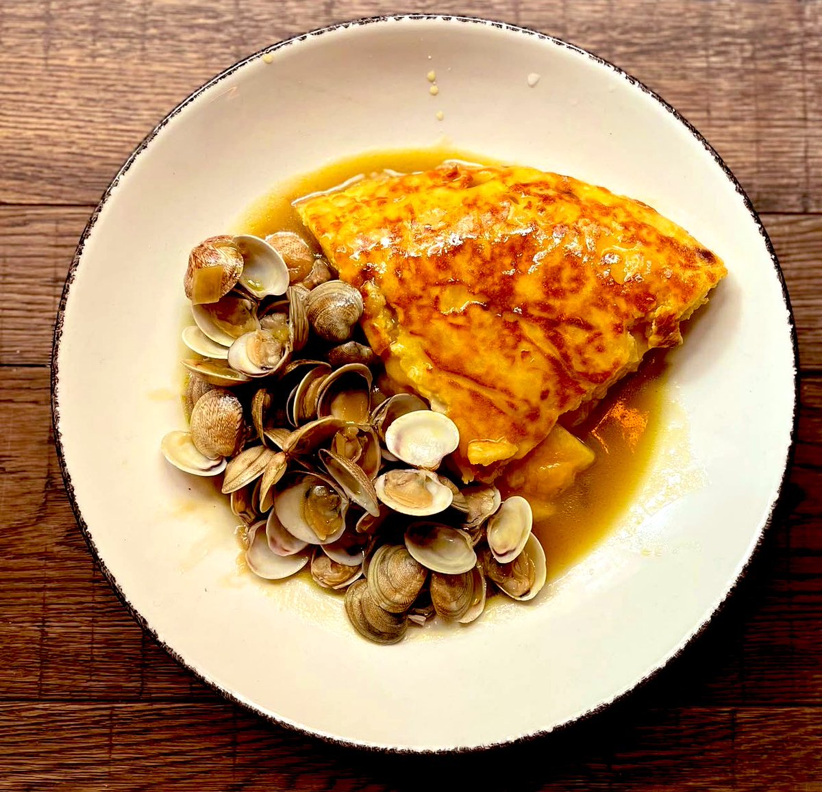 andresmadrigalg's tweet image. Ayer hablaba de la tortilla española y hoy se me hizo la boca agua cuando recordé esta manera de hacer un ¨Mar y Huerto¨ jjj.
 
Tortilla de patata guisada con chirlas 
 
4 patatas medianas agrias. (aprox. 800g)
1 cebolla grande (opcional)
5-6 huevos grandes
Aceite de oliva virgen…