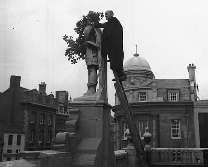 Oak Apple Day is an annual civic ceremony (May 29th) in Northampton, that commemorates the restoration of the monarchy and the town's Great Fire of 1675. A garland of Oak leaves is placed around Charles 2nd statue above All Saints Church.
