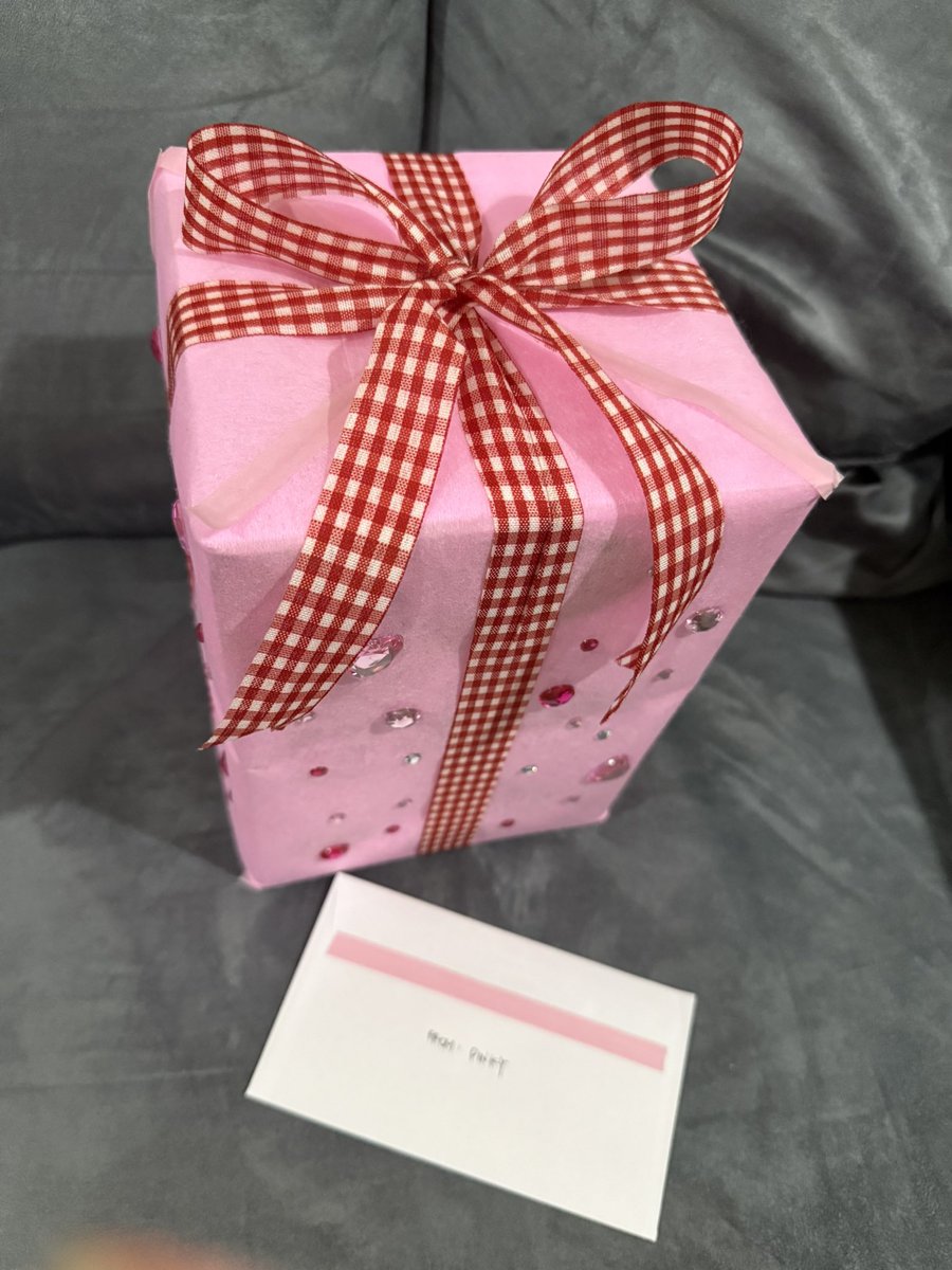 ia_aiao's tweet photo. Look at the cute wrapping I did for my friend’s new mom gift💖 https://t.co/iTzt3vrdw6