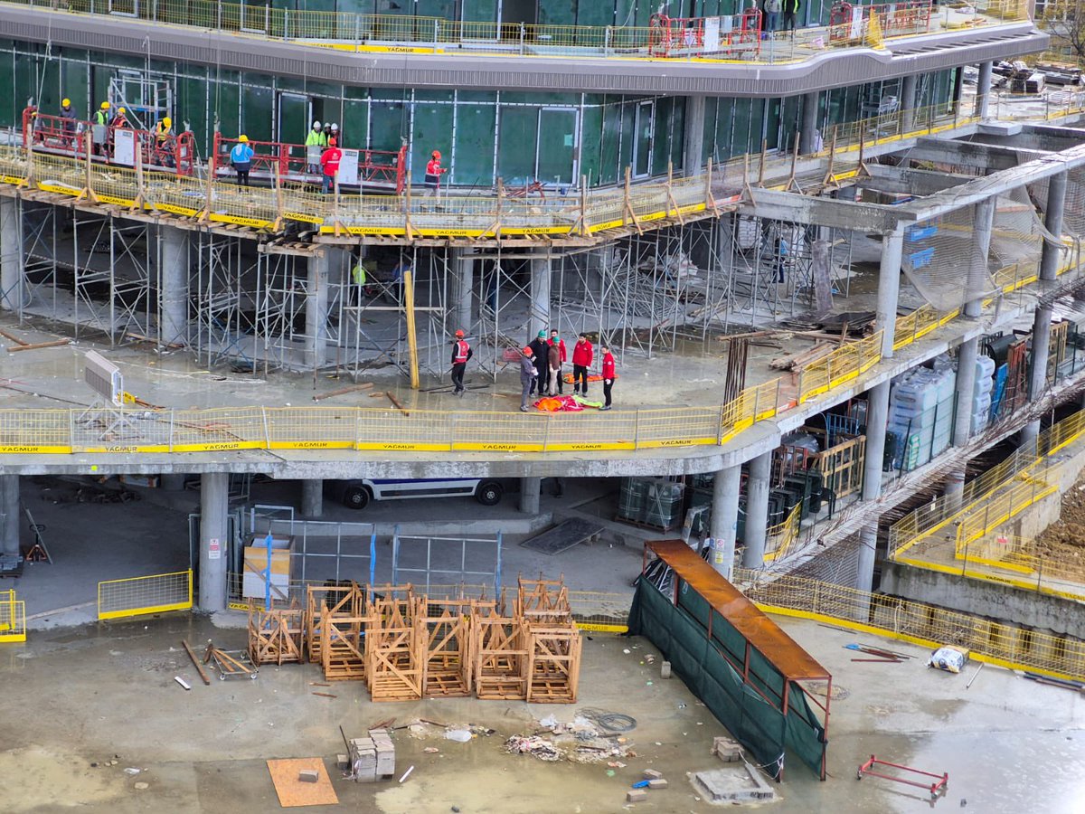 devyapi_is's tweet image. Çalışırken Ölmek İstemiyoruz!

Yapı&amp;amp;Yapı İnşaat ve Astaş İnşaat tarafından yapılan İstanbul Mandarin Etiler projesinde işçi sağlığı ve işçi güvenliği önlemleri alınmadığı için yüksekten düşen bir işçi kardeşimiz #İşCinayeti’de hayatını kaybetti.