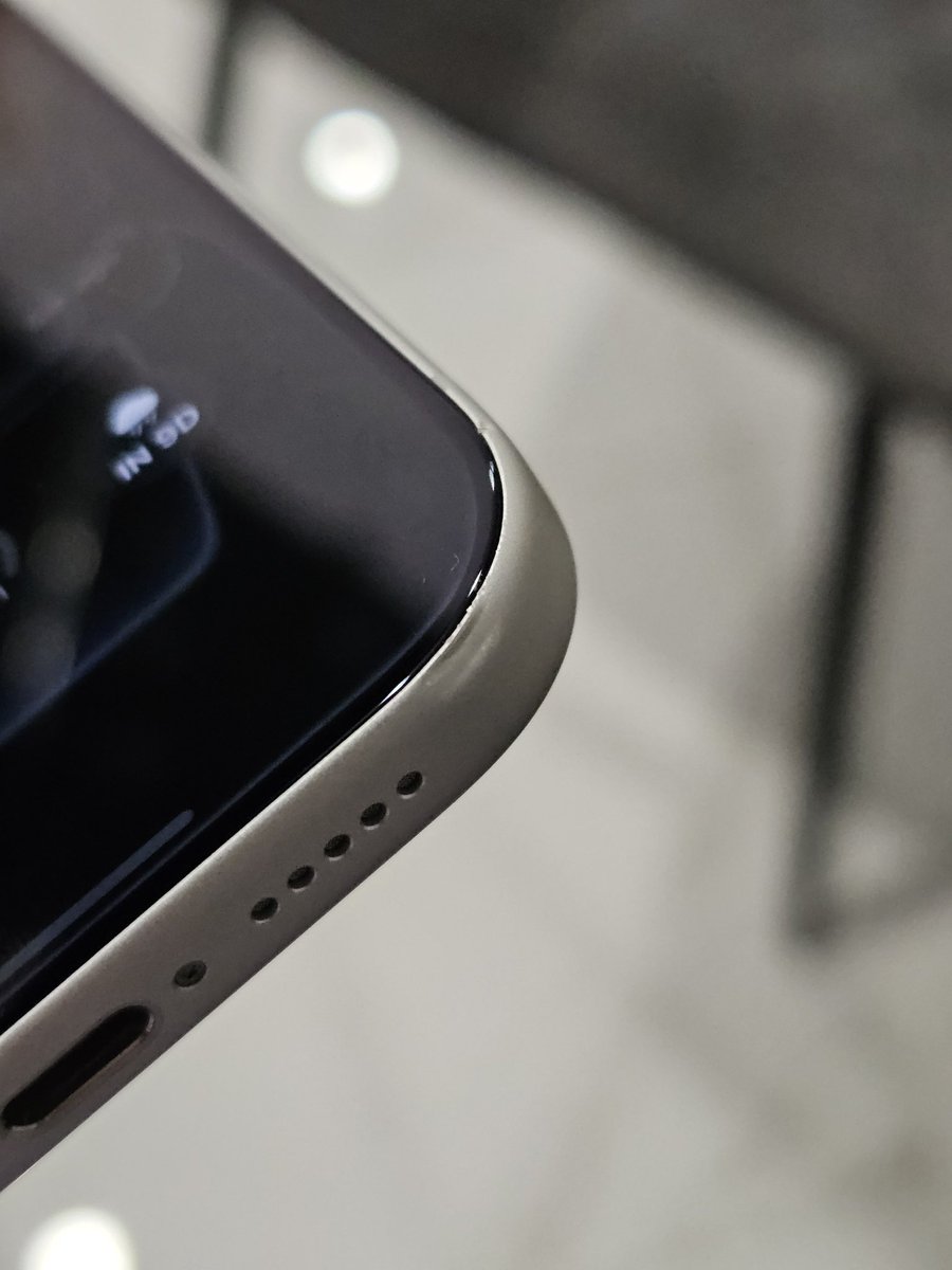 SSOUIC's tweet image. First drop of iPhone 17 Pro in @PitakaGallery case

Less than a meter. (3 ft)

Smashed.