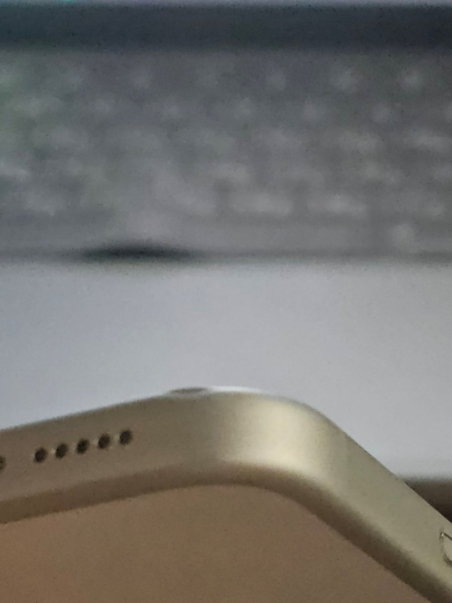 SSOUIC's tweet image. First drop of iPhone 17 Pro in @PitakaGallery case

Less than a meter. (3 ft)

Smashed.