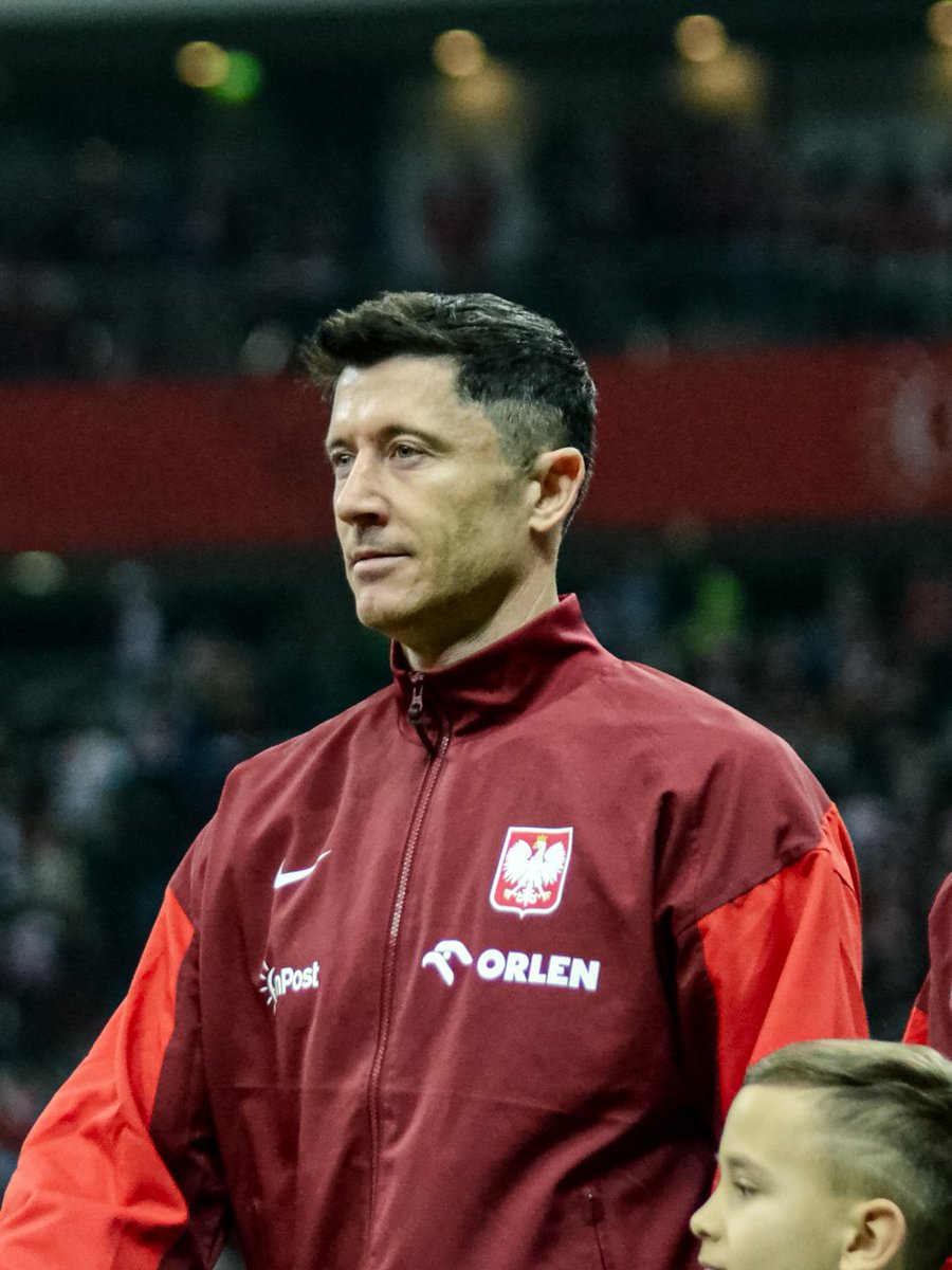 EPrzemyslenia's tweet image. 🇧🇷 Ronaldinho w wieku 37 lat – od dwóch lat bez klubu.

🇨🇵 Karim Benzema w wieku 37 lat - od dwóch lat w Arabii Saudyjskiej.

🇦🇷 Leo Messi w wieku 37 lat – od dwóch lat w MLS.

🇵🇹 Cristiano Ronaldo w wieku 37 lat – wyjazd do Arabii Saudyjskiej.

🇵🇱 Robert Lewandowski w wieku 37…