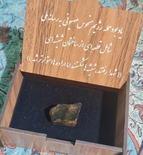 lieaEbony's tweet image. صدا و سیما که گندشو دراورد
 اینقدر از خانم سحر امامی محتوا ساخت
بعد دید کافی نیست، فیلم سینمایی اش رو میسازن
حتی اینم راضیشون نکرد حالا قطعه های ساختمون بمب خورده رو یادبود هدیه میدن!

تبرکه؟امامزاده است؟جای موشک اسراییل شفا میده؟
جمع کنید تروخدا اه