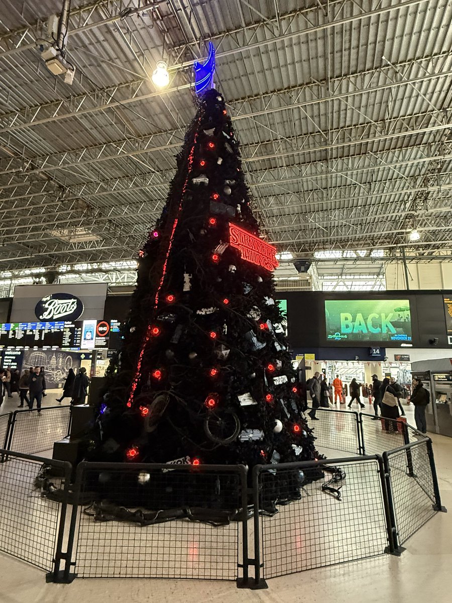 forwardnotback's tweet image. Heading out of #London for a few days 
Your #London #ChristmasTree of the day comes from Waterloo Station
Stranger Things themed …