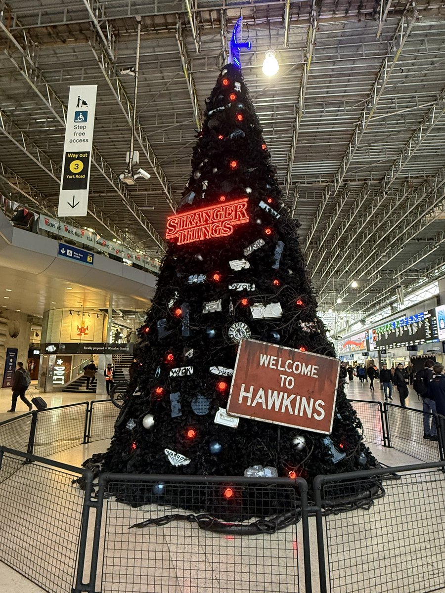 forwardnotback's tweet image. Heading out of #London for a few days 
Your #London #ChristmasTree of the day comes from Waterloo Station
Stranger Things themed …