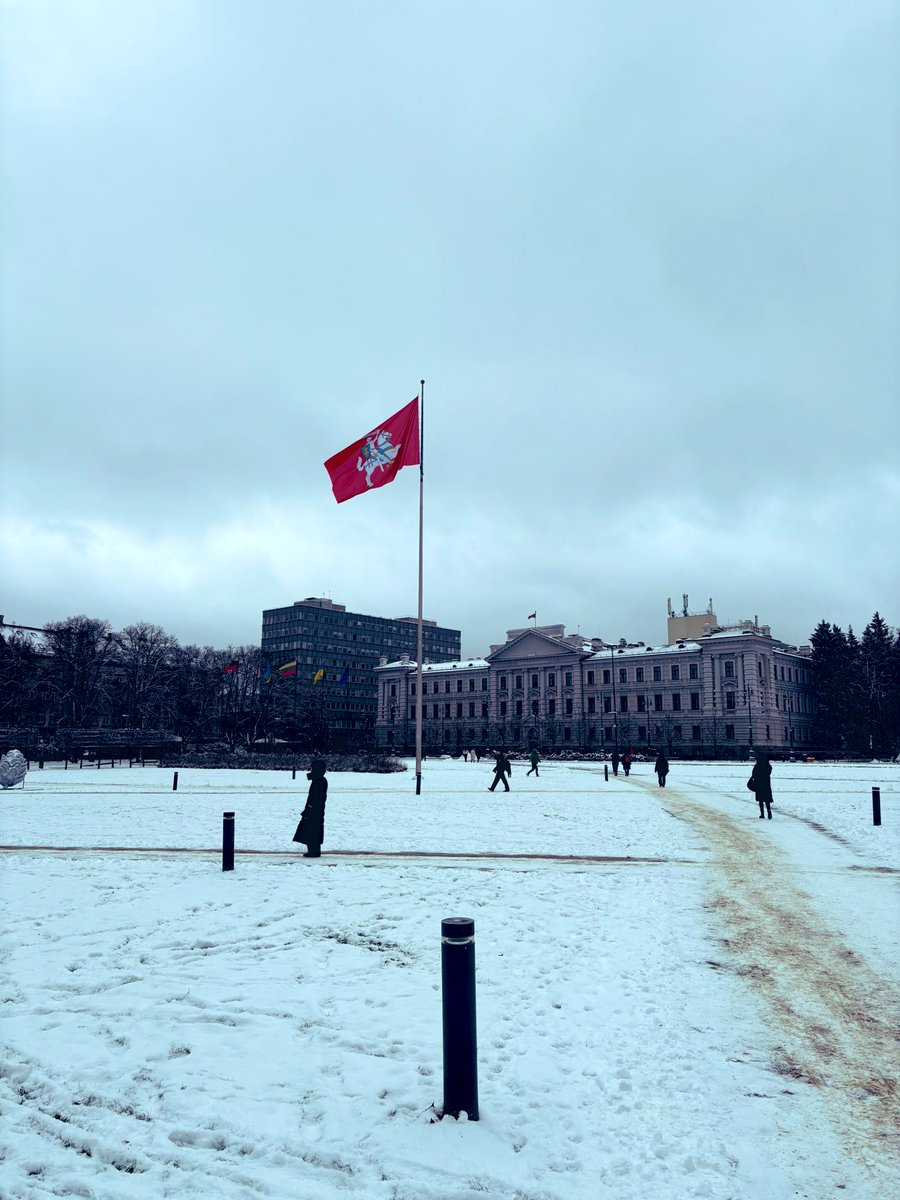 feusl's tweet image. Der frühere Lenin-Platz in Vilnius. Dahinter war die KGB-Zentrale. Niemand hier will das zurück.