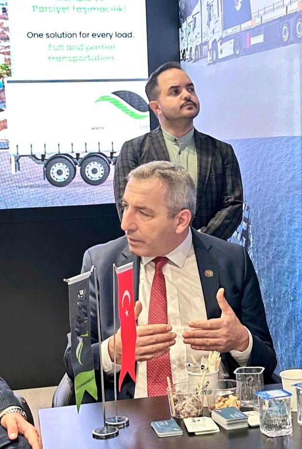 Öpülecek nice mazlum eli var, bükülecek nice zalim bileği.
Tunç Yürekli Başkan Reşat Öztürk ile.
<a href="/rsahinozturkcmp/">Reşat Şahin Öztürk</a>