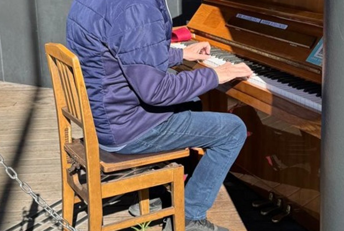 street pianos
(gotta love them)

i played my little tokyo song
and moved on.................. .
(who needs applause....)

(photo by elis)