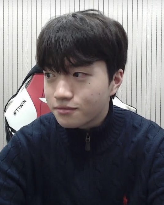 ginginchanchan's tweet image. Guma said today he wore a dark blue knit sweater with a zipper at the collar