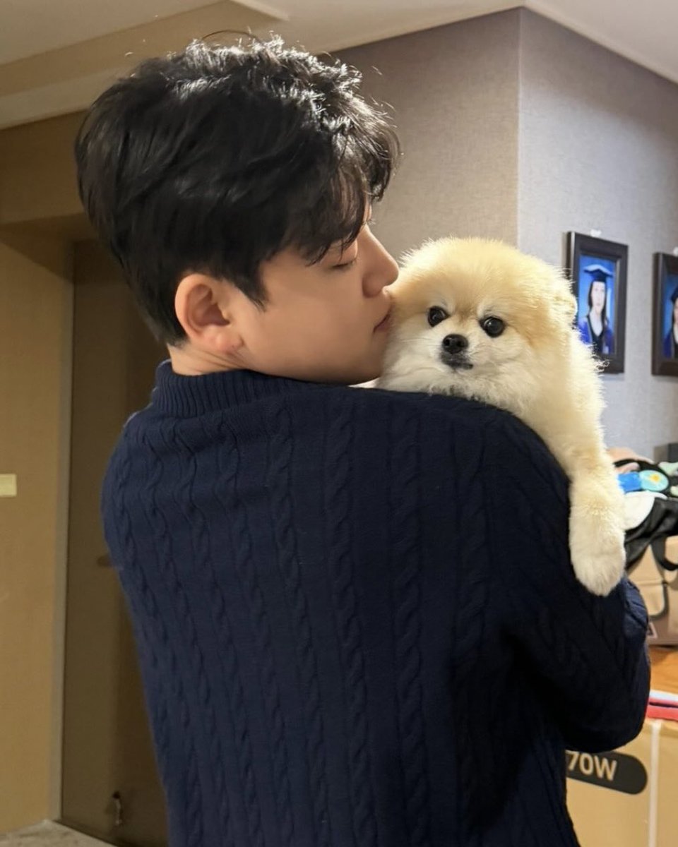 ginginchanchan's tweet image. Guma said today he wore a dark blue knit sweater with a zipper at the collar