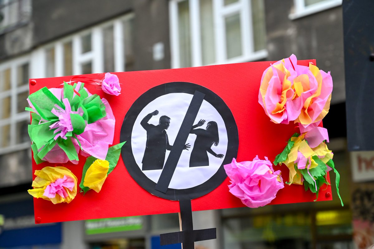 BalkanDiskurs's tweet image. Nasilje u porodici nije rijetkost u 🇧🇦, a najčešće je u pitanju nasilje nad ženama i djecom. Ono se, vrlo pogrešno, često posmatra kao privatna stvar. Naš dopisnik, Muamer Zukanović, je pisao o ovoj temi za drugo izdanje našeg #MIR magazina &amp;gt; balkandiskurs.com/2025/11/23/nas…

#femicid