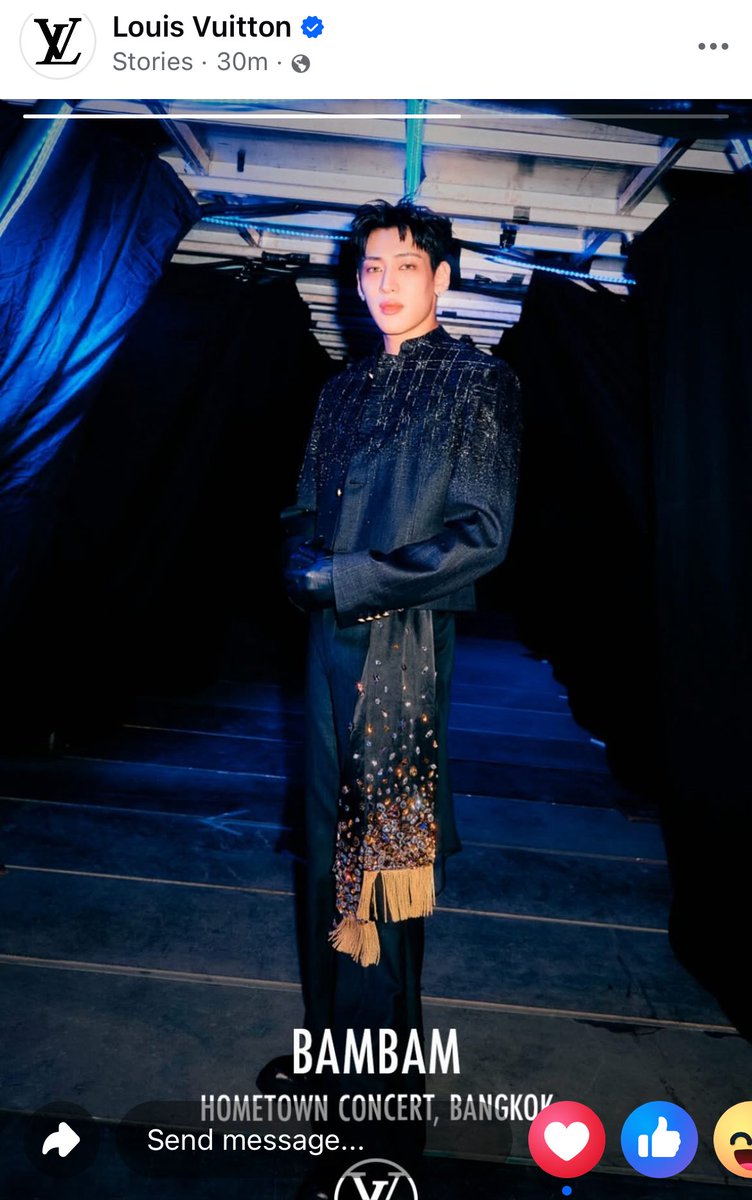 #LouisVuitton โพสต์ภาพ  <a href="/BamBam1A/">BamBam</a>  House Ambassador สวมชุดสั่งตัดพิเศษจาก <a href="/LouisVuitton/">Louis Vuitton</a> ขึ้นคอนเสิร์ต #BamBam_Concert_HOMETOWN ซึ่งได้แรงบันดาลใจมาจากเสื้อคอปกตั้งของชุดราชปะแตน สู่ชุดแจ็กเกตลาย Prince of Wales ปักลูกปัดกว่าสามแสนเม็ด ใน IG Story และ Facebook Story