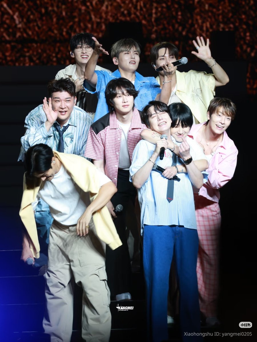 just_orie's tweet image. There are so many faces of 🐧. 
Solo🐧, variety 🐧, idol🐧, musical🐧

But my fav face of him is when he is with his group💙  surround with his hyungs.

💙especially with his beloved ☁️ hyung☺️