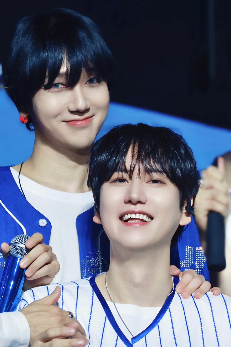 just_orie's tweet image. There are so many faces of 🐧. 
Solo🐧, variety 🐧, idol🐧, musical🐧

But my fav face of him is when he is with his group💙  surround with his hyungs.

💙especially with his beloved ☁️ hyung☺️