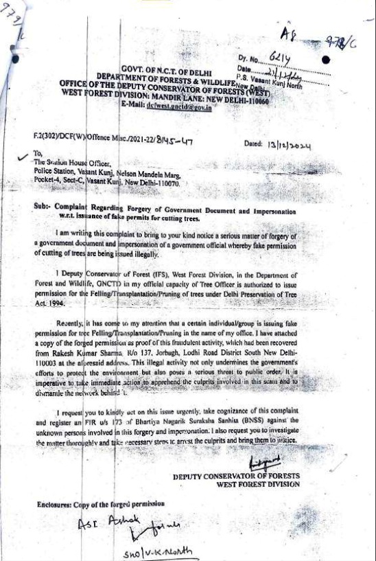 oneb1VK's tweet photo. Thunder manages to strike twice at same spot in matter of 3 days : trees being mercilessly pruned again today in Khasra 1230/2 B-1 Vasant Kunj despite ongoing contempt of court cases in Hon'ble SC and Delhi HC ! These are pages from dystopian bureaucratic nightmare unleashed on Delhi-ites while we choke on polluted air. 

Forest Dept GNCTD has approved MCD Horticulture Dept to cut trees on a plot where Forest Dept GNCTD is pursuing cases for forgery of tree felling permissions on morphological ridge !!.Take a bow , MCD and Forest Dept : the Delhi Ridge and morphological ridge despite PM's @PMOIndia  dream of "Aravallis Green Wall" project is being taken in reverse gear in south Delhi while GRAP III has GRAP IV restrictions incorporated and Delhi-ites choke . #SaveDelhiRidge #SaveB1 @mssirsa @CMODelhi @MCD_Delhi @BhavreenMK @ndtv @newslaundry @ZeeNews @timesofindia @IndianExpress @htTweets @the_hindu @moefcc @byadavbjp @CAQM_Official