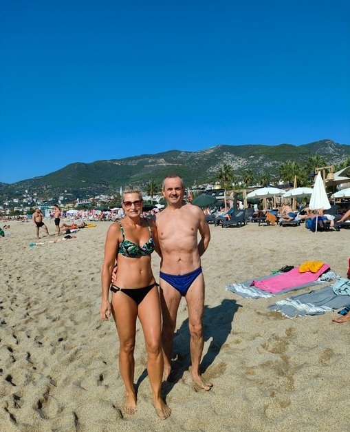 europejskafirma's tweet image. Nie muszę wyrywać cipek. Mam żonę od 33 lat. Kąpię się w slipach kąpielowych. Tu na zdjęciu z żoną w listopadzie 2022. W #Alanya. No bo gdzie?