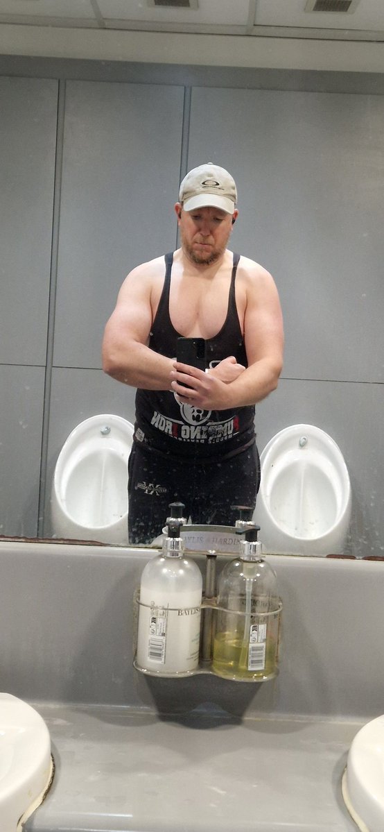 GavinWi79234383's tweet image. Back to the grind after a week away. Time to get BIG 💪💪💪 #bodybuilding #muscles #bigbiceps #pecs #hevage #pumped