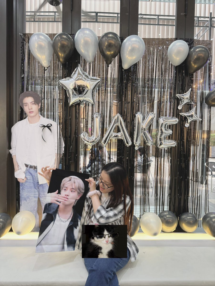 1ikejay's tweet image. huge thanks to the organisers for doing this event 🤍 had such a great time and the decorations were soooo pretty and on theme! obsessed with the film posters on the walls 🖤 

 #StarringJakeinKL .° ༘🎧⋆🖇₊˚ෆ