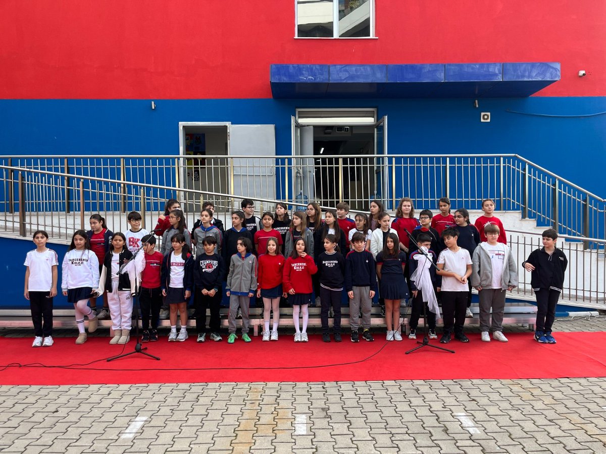 Bugün, okulumuza 10 yıldır emek veren, sevgisiyle, sabrıyla ve özverisiyle öğrencilerimizin hayatına dokunan değerli öğretmenlerimizi ve çalışma arkadaşlarımızı onurlandırmanın gururunu yaşadık✨️
Geleceğei lham ve ışık olan tüm öğretmenlerimizin bu özel gününü kutluyoruz.👏🌸