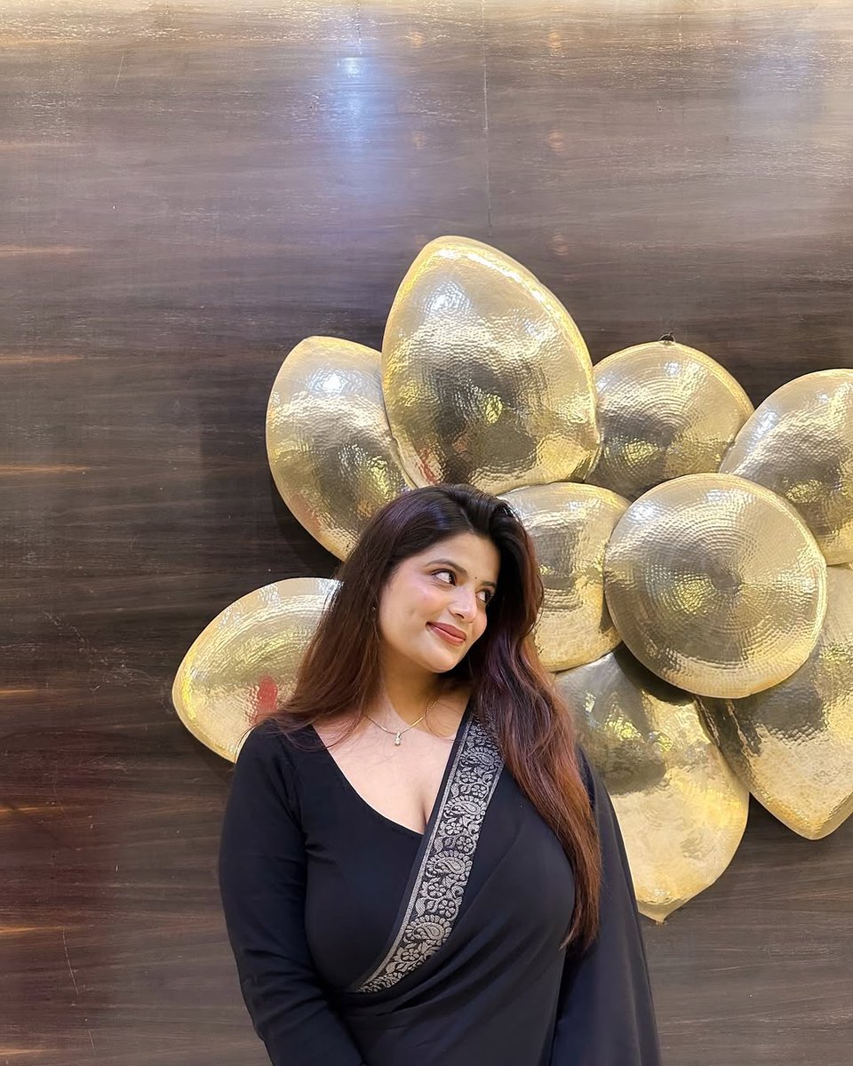 lovelydevanshi's tweet image. The Woman in Black🖤🖤