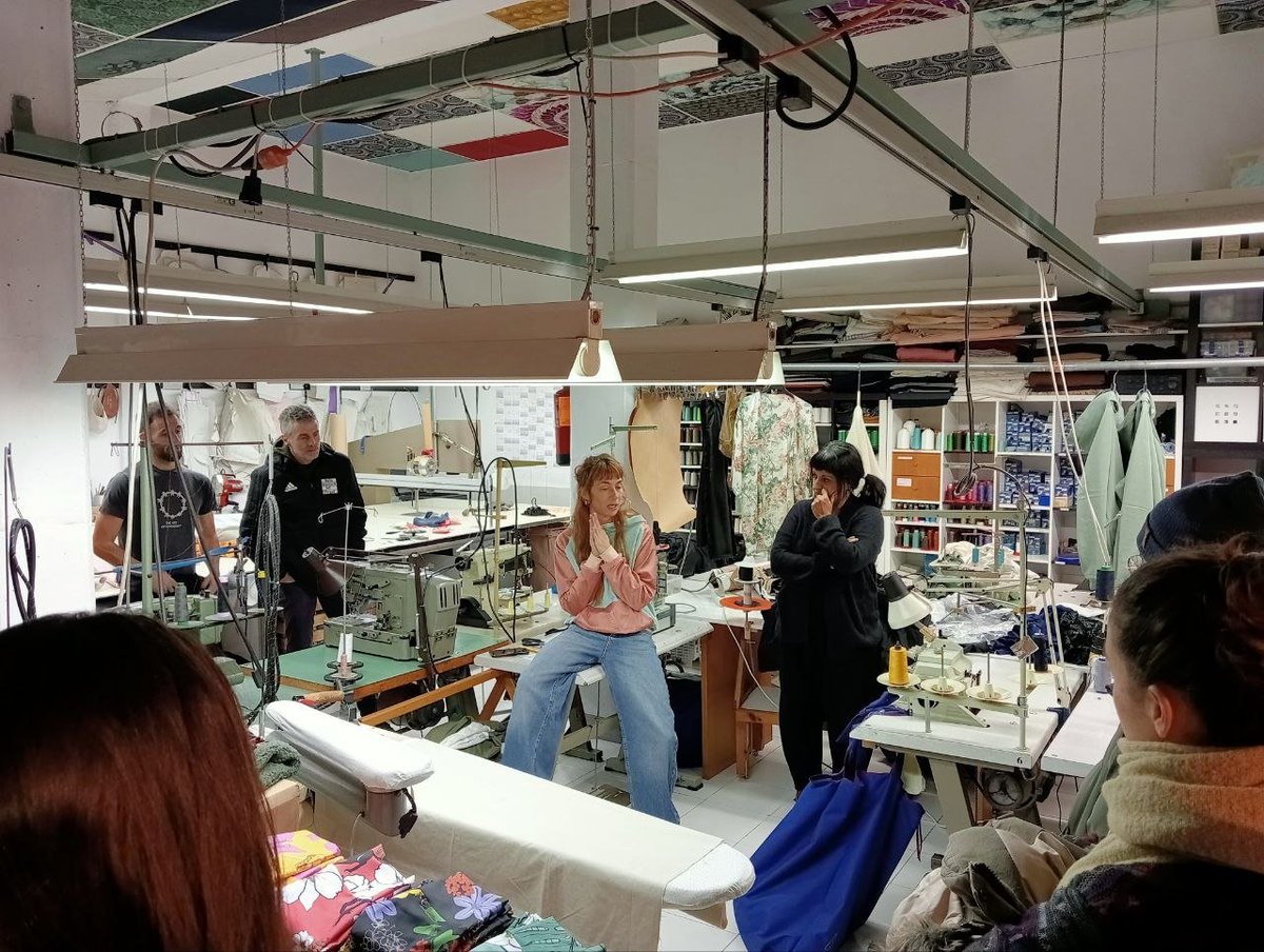 ciutatinvisible's tweet image. És possible reindustrialitzar Catalunya? Amb el #PostgrauESSCoop visitem la cooperativa  #MilFils, que transforma la tradició tèxtil de Manresa en un projecte de futur cooperatiu. Confecció ètica i creació col·lectiva, amb la bona feina de @CoopCatCentral i @comunalitats ❤️