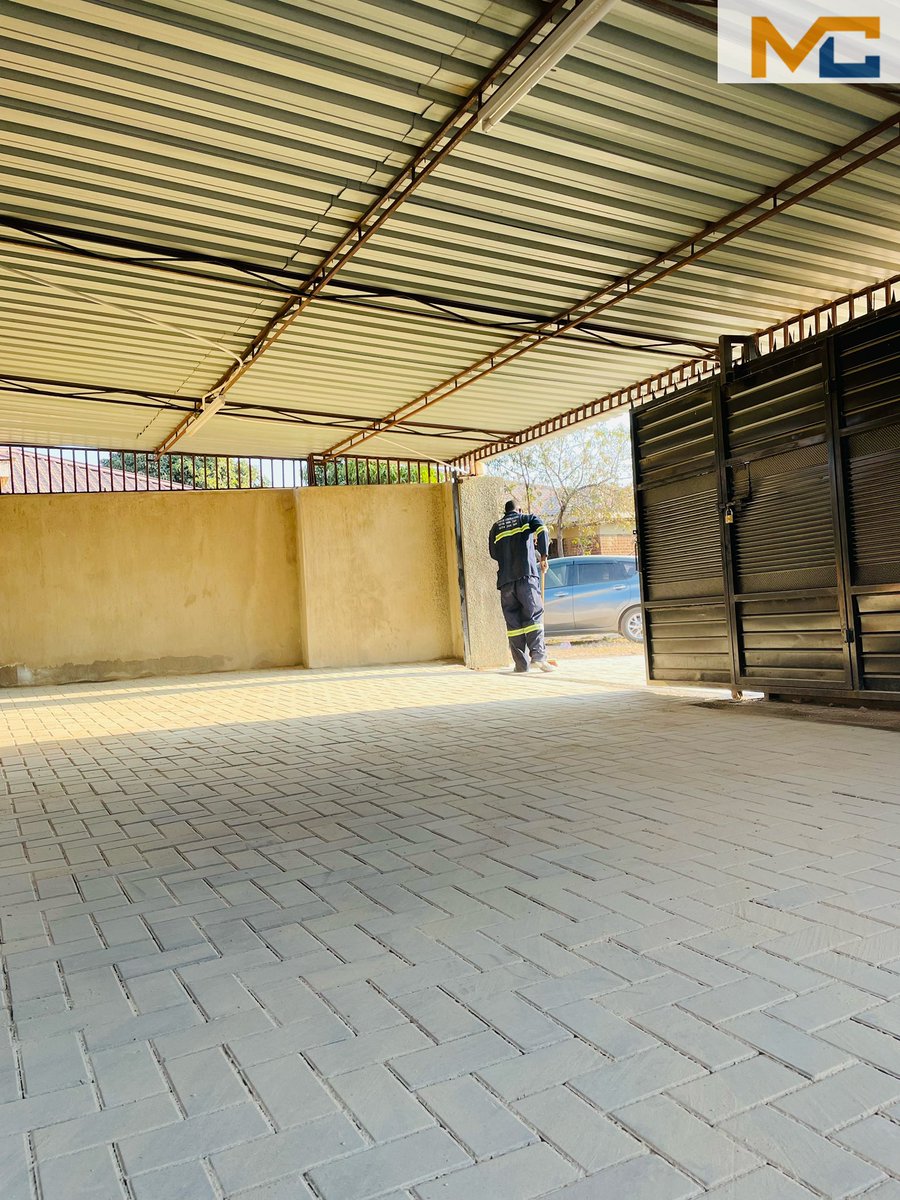 MasiluxeC's tweet photo. Rainy season is here, keep your yard clean and mud-free. Pave with us for strong, beautiful results.
Call/App 0774244380 to get a free quote 

#masiluxecontractors #hollandpavers #DrivewayTransformation https://t.co/87jvQxd3Ja