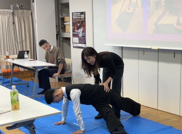 「踊るカラダを知る ― 社交ダンスの魅力とヘルスケア ―」
後半は、整形外科医の竹島憲一郎先生から社交ダンスのケガや医学的サポートのあり方について、途中プロダンサー廣島悠仁先生からはケガがダンス人生にどう影響したか、その後の体づくりについて、実体験をお話しいただきました。