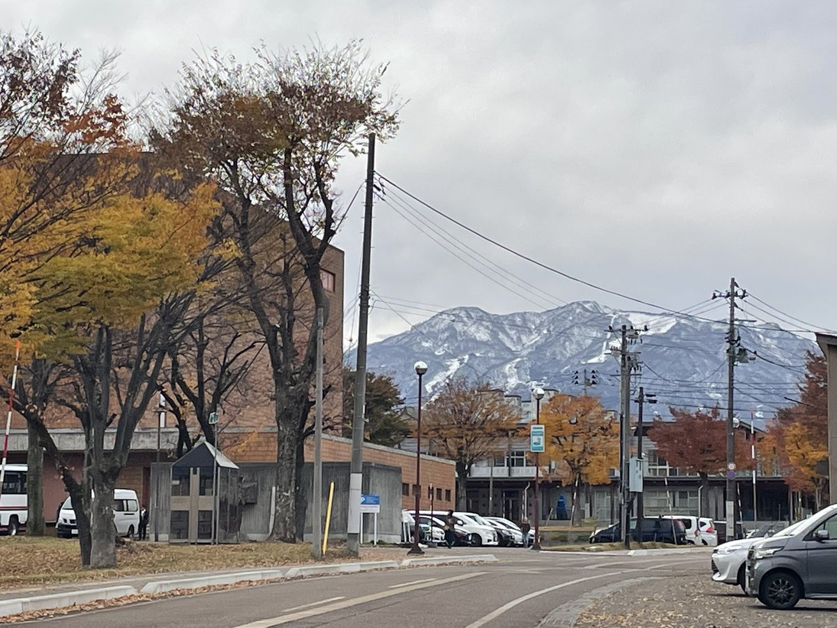 天気にも恵まれ、そこまで冷え込むこともなくこの日を迎えられました🙌
この時期の新潟は紅葉と雪山を同時に楽しめます🍁❄️