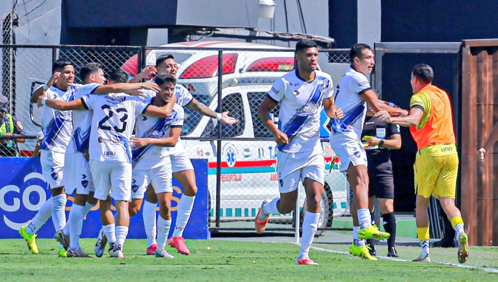 NacionalBdePy's tweet photo. #PromociónAPF 🇵🇾
EMPTATE ENTRE EL "3" Y EL "15"!!
Paridad en el primer juego de la promoción entre 15 de Mayo de Itapé y 3 de Noviembre del barrio San Pablo que igualaron 1-1  en el Defensores del Chaco. La revancha el domingo.
Goles ⚽️ 
1-0 Juan Gómez (15)
1-1 Julio Tintel (3N) https://t.co/hF18zYdhAy