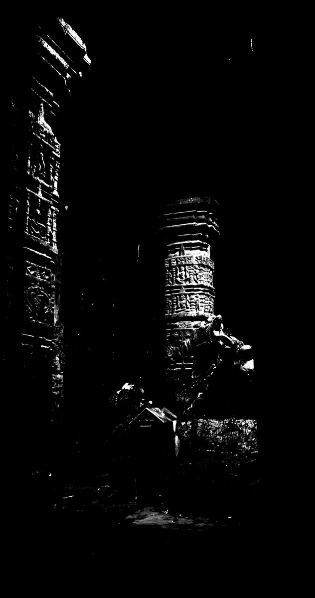 itrishapandey's tweet image. 🕉️ मंदिर के गर्भगृह में अंधेरा क्यों होता है? असली वजह क्या है?🤔

हमारे मंदिर के गर्भ ग्रह का अंधेरा छुपाए बैठा है एक बेहद रहस्यमयी रहस्य…
वो रहस्य, जिसे जानकर आपका दृष्टिकोण हमेशा के लिए बदल जाएगा।

लाखों लोग रोज़ मंदिर जाते हैं, पर बहुत कम लोग जानते हैं कि गर्भगृह में रोशनी…