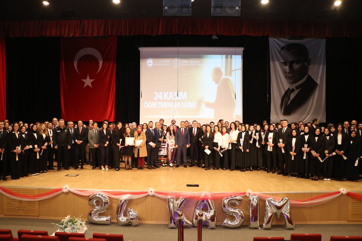 TC_sancaktepe's tweet image. 🔷️ #Sancaktepe’de #24Kasım Öğretmenler Günü, geniş katılım ve büyük bir coşkuyla kutlandı.

📌Kaymakamımız @naifyavuz, öğretmenler günü kutlama programında öğretmenlerimizle bir araya gelerek, uzun yıllar eğitim camiasına emek veren emekli öğretmenlerimize Hizmet Şeref Belgesi…