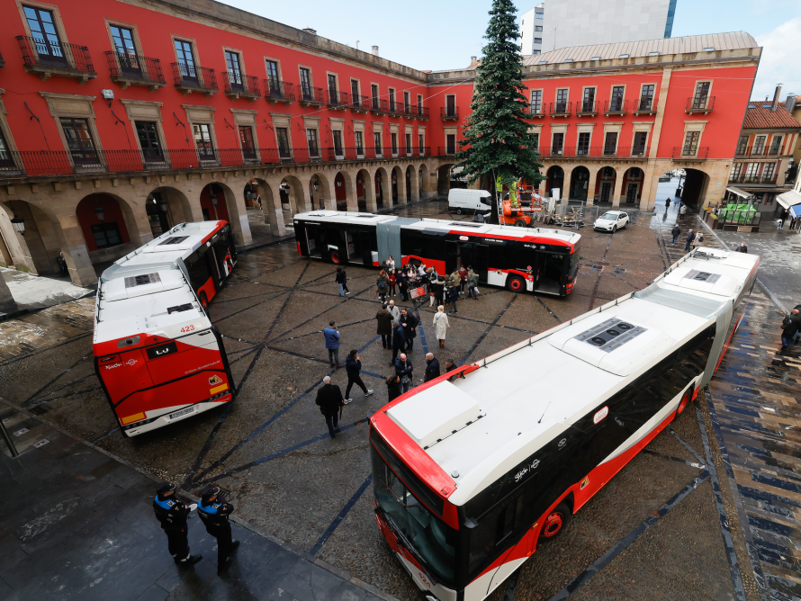 GijonBus's tweet photo. #EmtusaConecta
‼Hemos presentado 3 nuevos articulados, HÍBRIDOS y con etiqueta ECO, bautizados por los ganadores del concurso "Un nombre para tu autobús" desarrollado durante "Semana Europea de la Movilidad 2025"
MANZANÍN, AUTONET Y AVENTURERO.
¿Qué os parecen, os gustan? https://t.co/eTfoNvQ34s