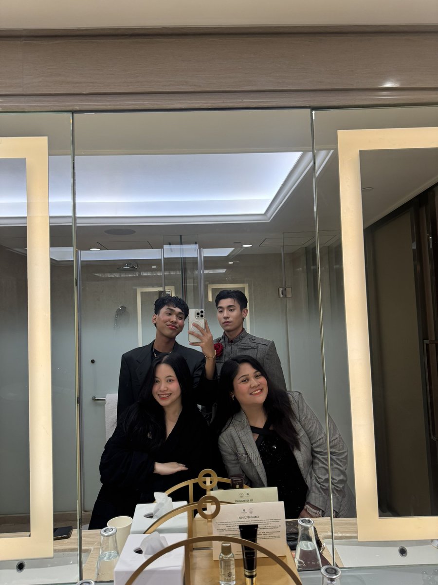 DocLaineee's tweet image. Rare group pic with mr best dressed! hahaah @Ishyahgirl @_masterbrent ❤️🀄️

posting for stan memories 🥹