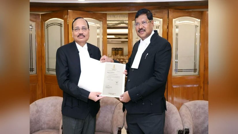 Justice Surya Kant took oath as the 53rd Chief Justice of India (CJI) today, and will hold office for nearly 15 months.
#CJI #JusticeSuryaKant