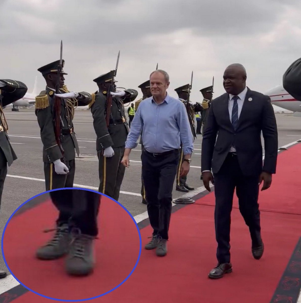 pikus_pol's tweet image. Koszula z podwiniętymi rękawami, bez krawata, marynarki i te buty na oficjalnym przywitaniu. Angola postarała się, wystawiła kompanie honorową, czerwony dywan.
Ehhhh .....  U mnie pod trzepakiem, mówiło się na coś takiego - siara😂🙈