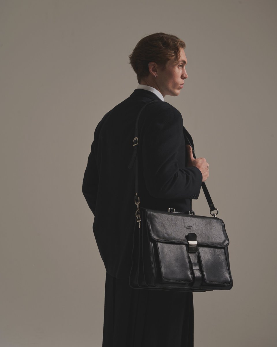 Fantini1981's tweet photo. Zurigo briefcase: the ideal ally for the discerning professional.

#fantinipelletteria #italianleather #handmade #fantini #leathercraft #briefcase https://t.co/DnO6DFq8xe