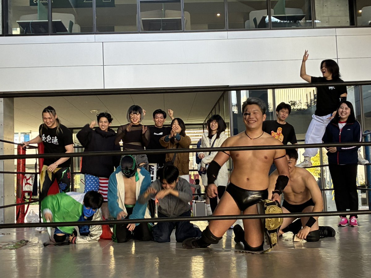 aun_to_aunt's tweet image. 11/23(日) OIC興行

初のOIC。
リングからの景色は良かったね😘

先日の千日前プロレスさんでの告知のおかげです。ありがとうございました。

それはそうと、
“新技”をますカキに奪われてしまったよ😱

「オリンピック予選“はいー”退スラム」？
喰らったね🙃

#RWF
#DWA
#学生プロレス
#OIC興行