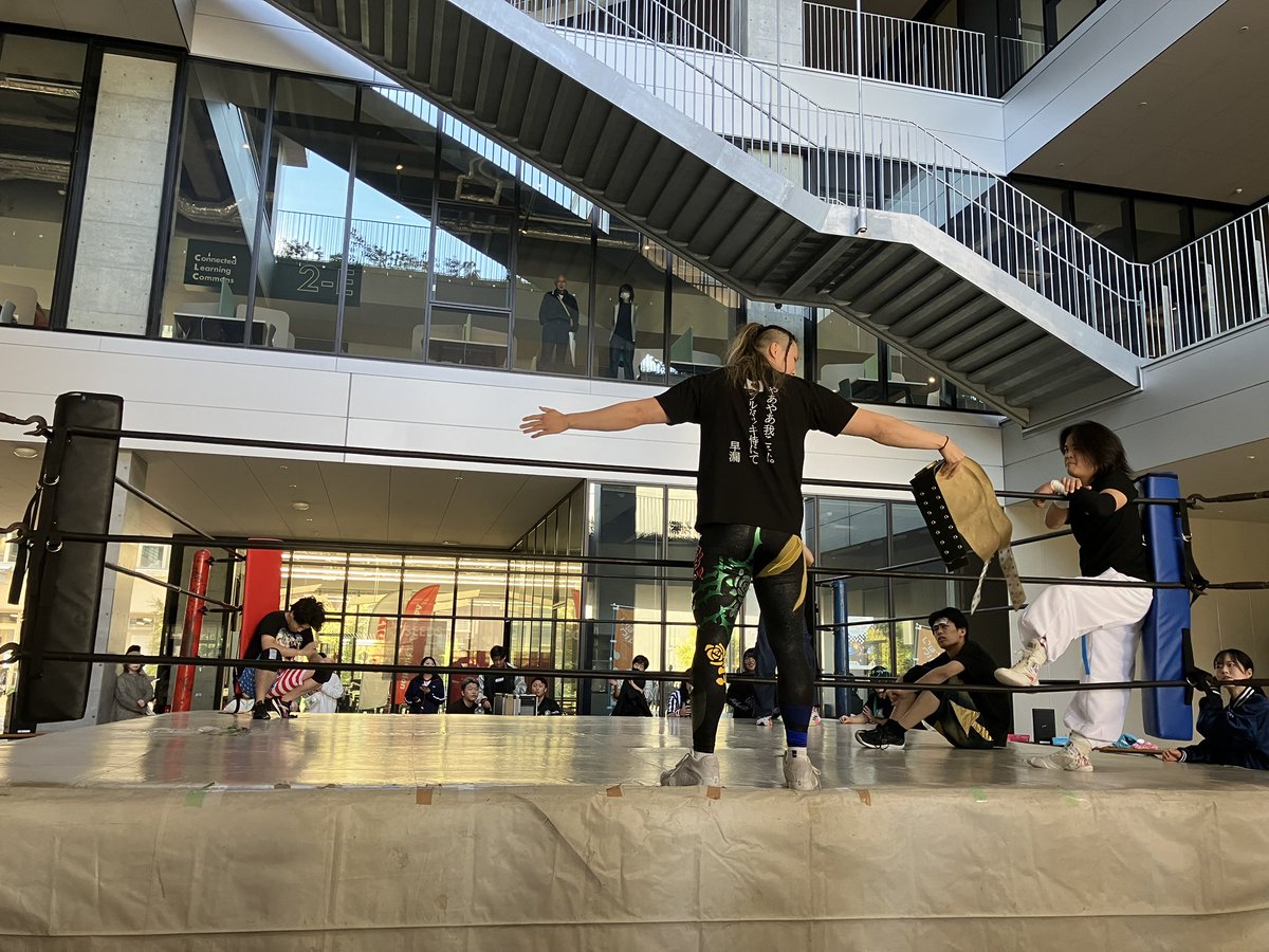 aun_to_aunt's tweet image. 11/23(日) OIC興行

初のOIC。
リングからの景色は良かったね😘

先日の千日前プロレスさんでの告知のおかげです。ありがとうございました。

それはそうと、
“新技”をますカキに奪われてしまったよ😱

「オリンピック予選“はいー”退スラム」？
喰らったね🙃

#RWF
#DWA
#学生プロレス
#OIC興行