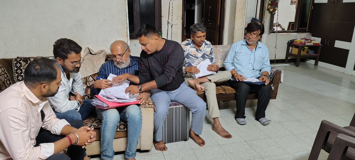 VivekKotdiya's tweet image. 🚨મતદાર યાદી વિશેષ સુધારણા #SIR અભિયાન અંતર્ગત મારા વોર્ડ નં 5 ના બુથો પર #BLO સાથે ડોર ટુ ડોર ફોર્મ કલેકશન ની કામગીરી સમયે @PunitSharma72 જી ની સાથે શહેર પ્રમુખ હિરેન ભોરણીયા તથા ઇન્ચાર્જ કાનભાઈ સુત્રેજા દ્વારા અમારા કામની સમીક્ષા કરવામાં આવી.
#fieldwork
#PublicService #Keshod