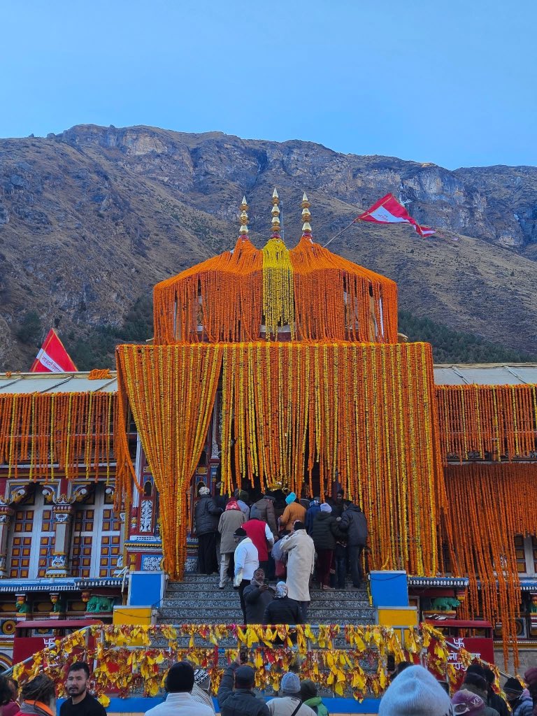 shrekedarnath's tweet photo. सुंदर पुष्पों से सज रहें हैं बाबा बदरीविशाल जी का दिव्य मंदिर।।
कल शीतकाल देवपूजा हेतु बंद होंगे श्री बदरीनाथ धाम जी के कपाट।।
जय जय बदरीविशाल
#badrinath #yatra #uttarakhanddevdarshan https://t.co/BlVo6tsOdQ