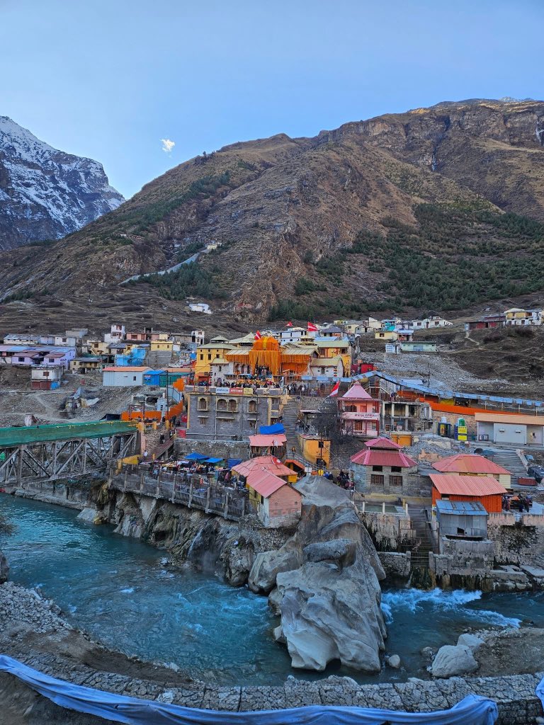 सुंदर पुष्पों से सज रहें हैं बाबा बदरीविशाल जी का दिव्य मंदिर।।
कल शीतकाल देवपूजा हेतु बंद होंगे श्री बदरीनाथ धाम जी के कपाट।।
जय जय बदरीविशाल
#badrinath #yatra #uttarakhanddevdarshan