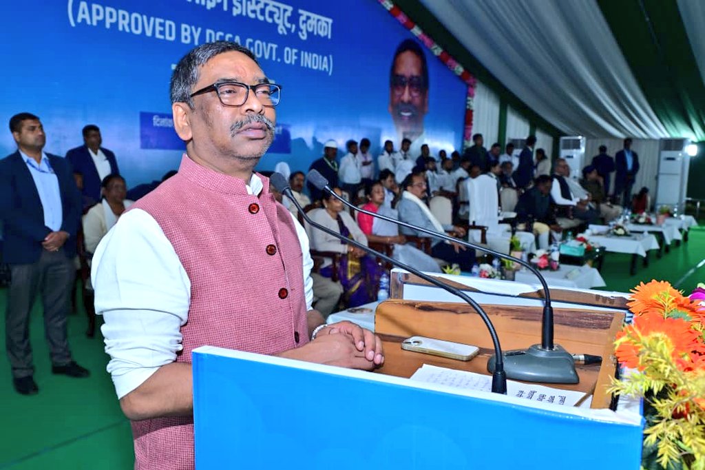 HemantSorenJMM's tweet photo. हमने हवाई चप्पल पहनने वाले अपने लोगों को कोरोना के दौरान हवाई जहाज में भी बिठाया और अब यहां का नौजवान हवाई जहाज में भी चढ़ेगा और हवाई जहाज भी उड़ाएगा। 
इस संस्थान में पहले चरण में 30 युवाओं को पायलट की ट्रेनिंग देंगे और उसमें से 15 युवाओं का आर्थिक बोझ राज्य सरकार उठाएगी और उसे पायलट बनाकर उन्हें अपने पैरों पर खड़ा करने का काम करेगा आपका यह भाई।
बदलाव होगा, बहुत जल्द बदलाव होगा। यह अभी दिखने में छोटा सा प्रयास लग रहा होगा। जब धीरे-धीरे यह पेड़ बड़ा होगा जब आपके गांव से, आपके परिवार से आपका बेटा-बेटी पायलट बनेंगे तब आपको आभास होगा कि इस संस्थान का कितना महत्व है। 
यहां से आप पढ़ेंगे लिखेंगे, काबिल बनेंगे तो आप अपने पैरों पर खड़ा होंगे। ऐसे खड़े होंगे कि किसी के सामने आपको हाथ फैलाने की जरूरत नहीं पड़ेगी।