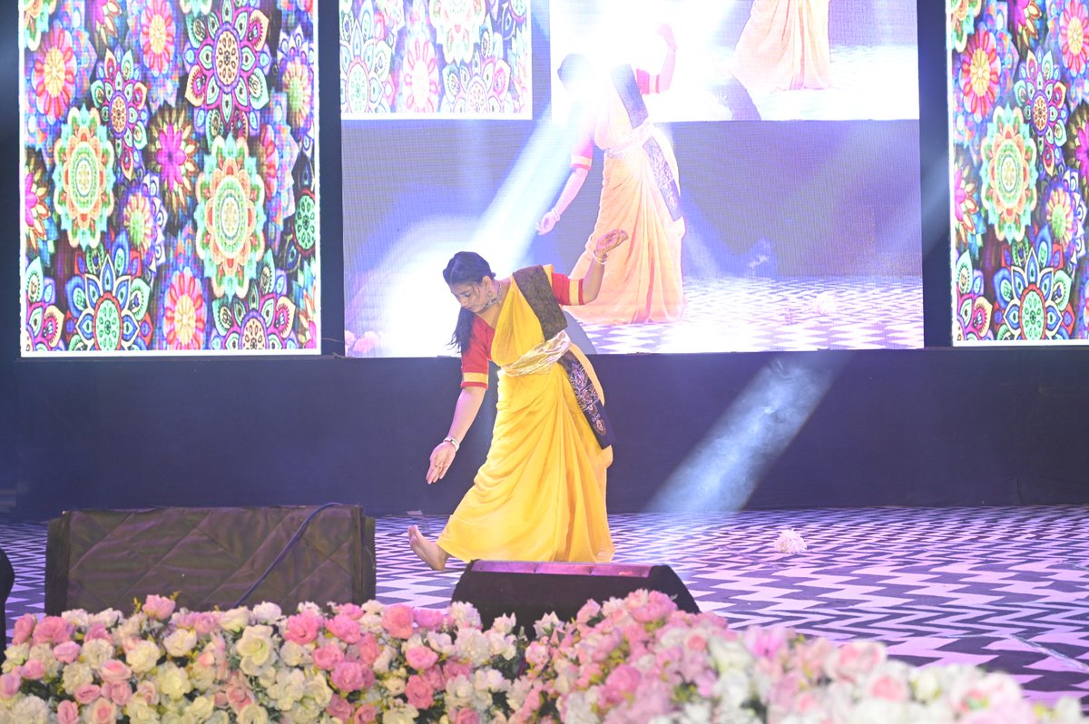 gkciet_malda's tweet image. Followed by captivating dramapresentations, bringing stories to life through exceptional acting, stage presence, and creativity.Throughout the afternoon andevening, the stage was illuminated with soulful music and song performances,showcasing a wide range of genresand vocaltalent